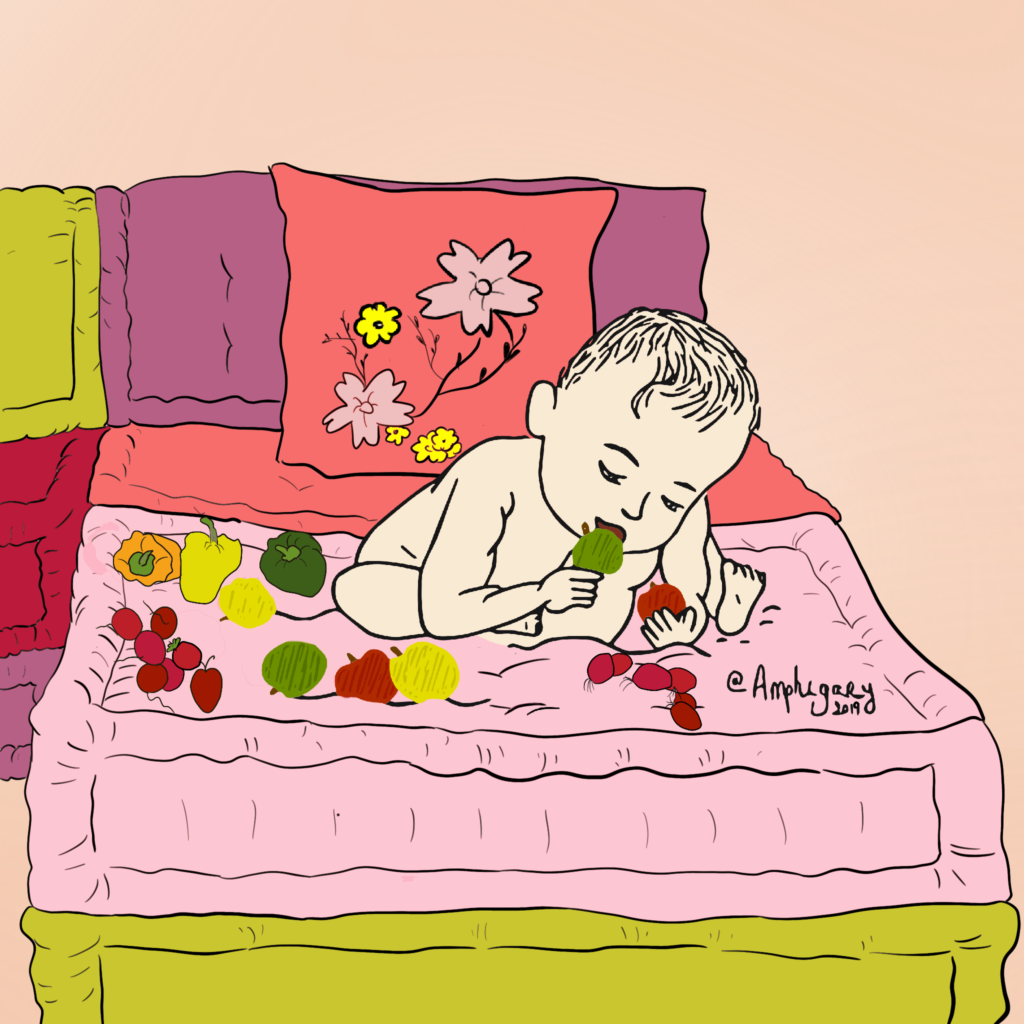 enfants assis mangeant un fruit